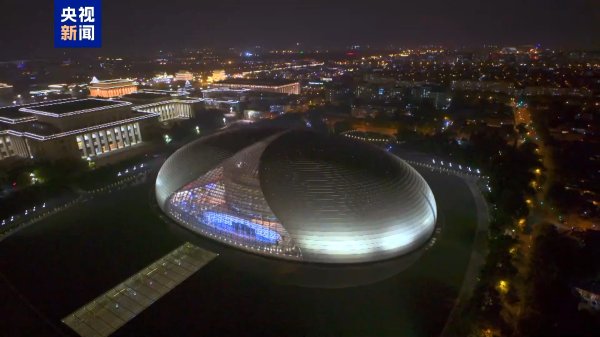 赚配网 跨越3000公里，新疆午后阳光“点亮”北京夜景