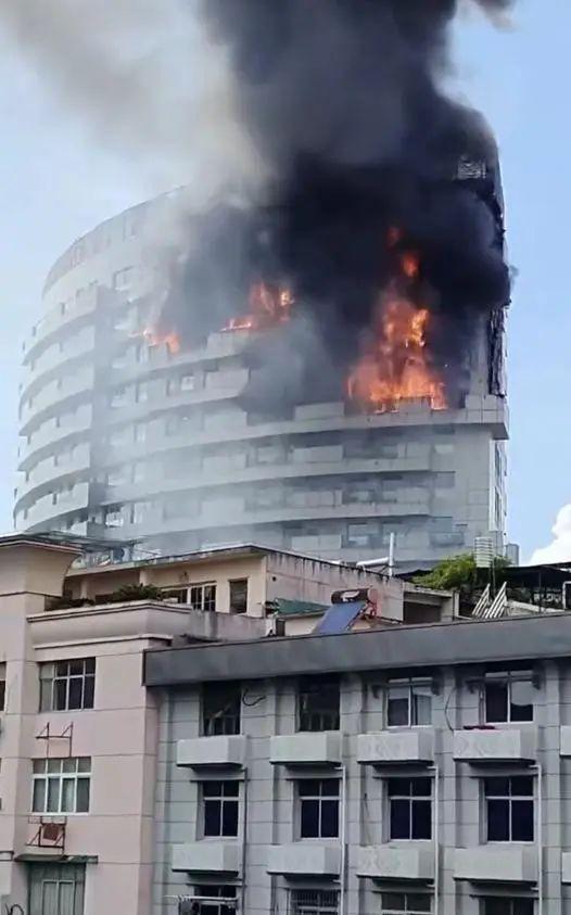 江西一三甲医院突发火灾 官方通报 无人员伤亡