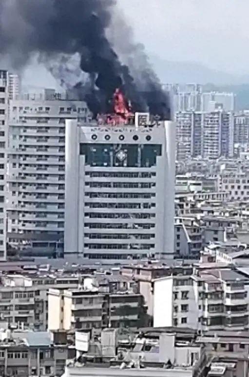 江西一三甲医院突发火灾 官方通报 无人员伤亡