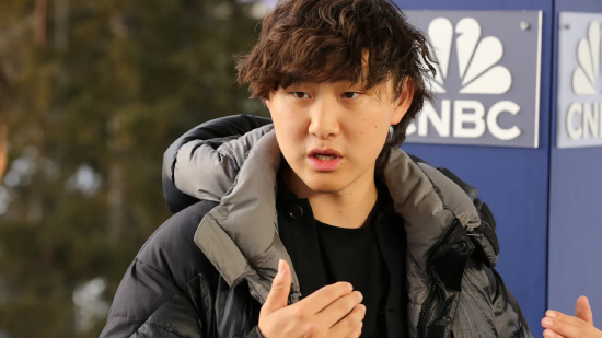 2025 年 1 月 23 日，在瑞士达沃斯举行的世界经济论坛外，ScaleAI 首席执行官亚历山大・王在 CNBC 的《 Squawk Box》节目中发言。