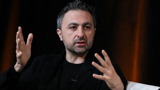 2023 年 10 月 12 日，Inflection AI 的首席执行官兼联合创始人穆斯塔法・苏莱曼在美国纽约市举行的 Axios BFD 活动上发言。